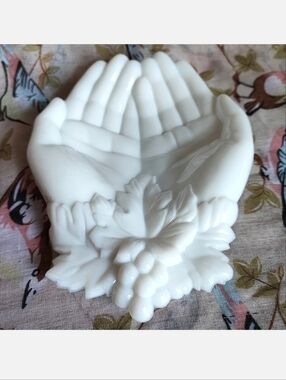 Westmoreland White Milk Glass Open Double Hands Trinket Soap Dish Floral Leaves